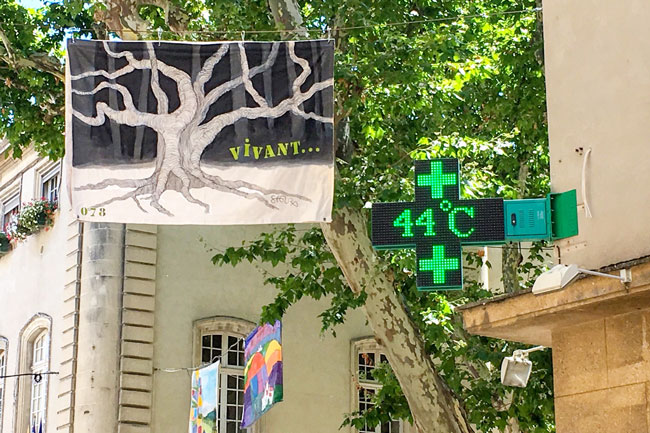 法国东南部城镇卡庞特拉测得摄氏44.3度高温。（法新社）