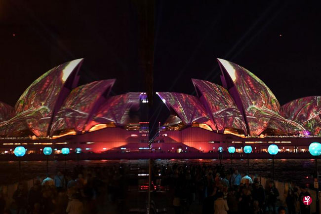 今年5月24日配合悉尼节，悉尼歌剧院的外墙以灯光装点得耀眼夺目。