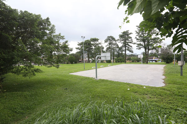 位于美菱丽花园的篮球场是村民唯一球类运动场地，村民希望增加羽球场，让村内有更多运动设施。