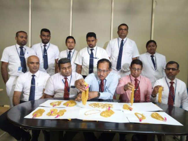 斯里兰卡执法部门向媒体展示此次行动中搜获的大批黄金首饰。（Hiru News）