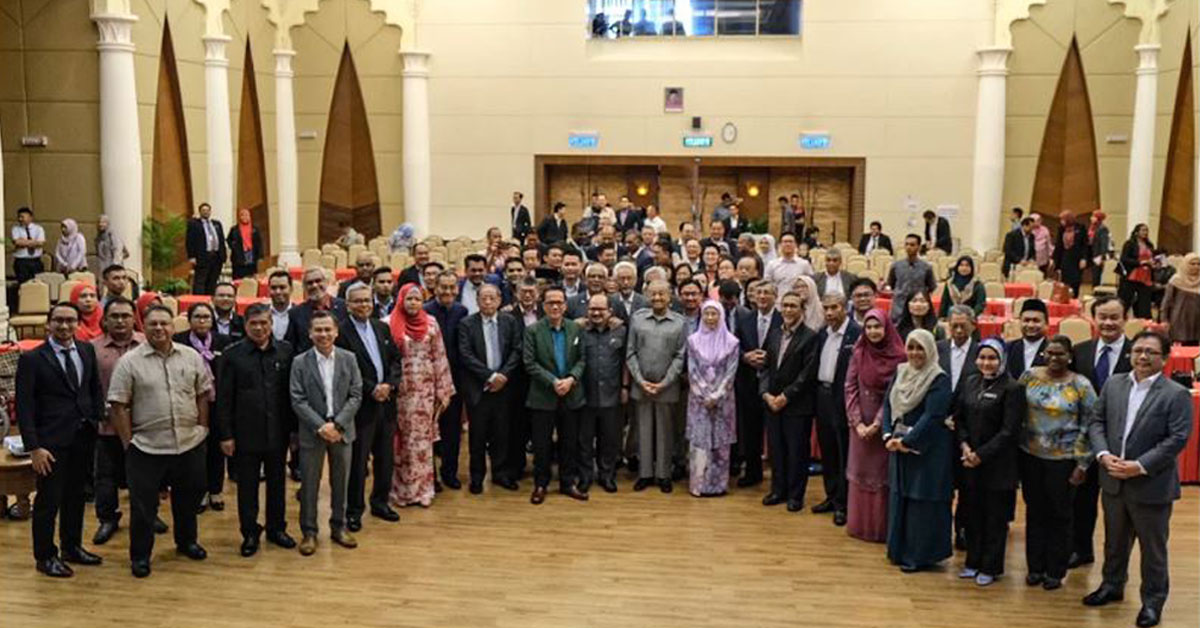 马哈迪（前排右10）出席法律改革会议后，与出席者合照。右9是旺阿兹莎及刘伟强（右12）。