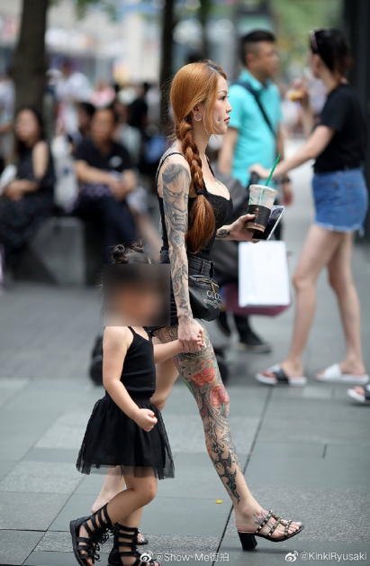 Kinki Ryusaki牵着女儿逛街时被街拍。