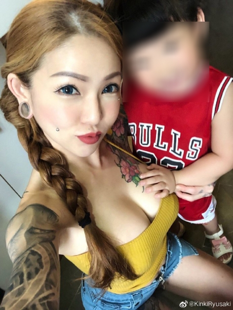 Kinki Ryusaki今年4月在微博上载的另一张与女儿的合照。