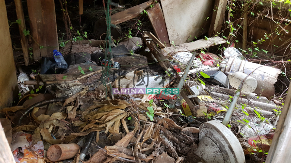 板屋内堆积许多垃圾，破坏环境卫生。
