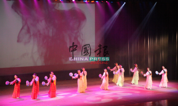舞蹈团呈献婀娜多姿的《赏鱼图》舞蹈。