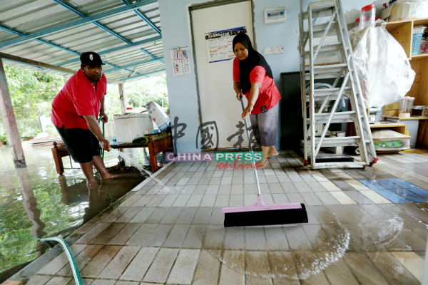 突发水灾导致居民需花时间清理住家。