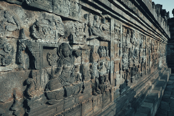 墙身上的浮雕大多讲述佛家因果和佛陀悟道的故事。
