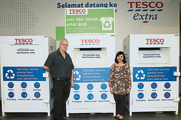 阿兹丽扎（右）与戴尔沃伦为全新设计的Tesco-LLC旧衣物回收箱主持推介礼。