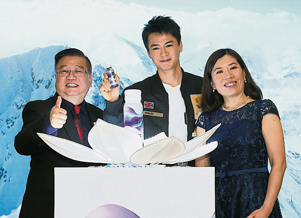 张嘉明（左起）、罗仲谦及陈莉萍一同为全新Kinohimitsu Snow Lotus天山雪莲主持推介礼。
