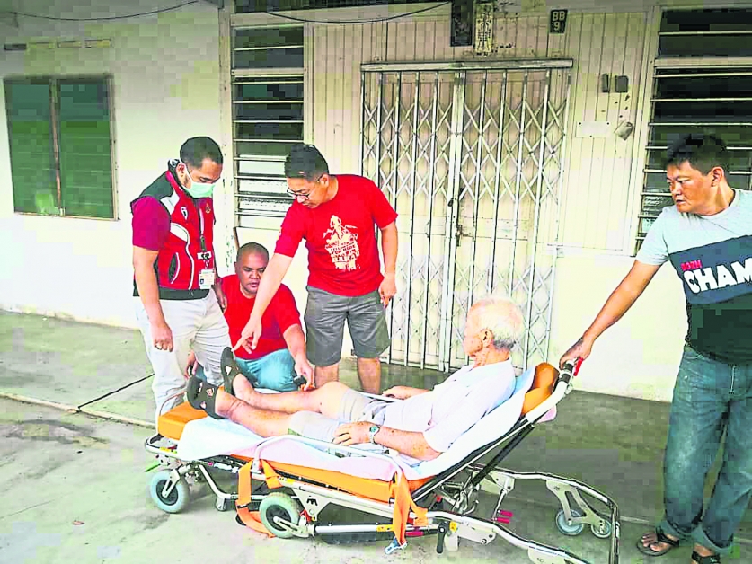 张万有（左3），在接获居民致电后便赶回马口，呼叫救护车送丘祖青到医院。