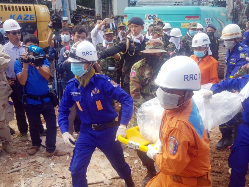 搜救人员周一把死者尸体抬离建筑物倒塌现场。（美联社）