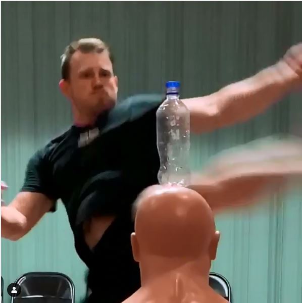 Seth挑战Bottle Cap Challenge的画面。
