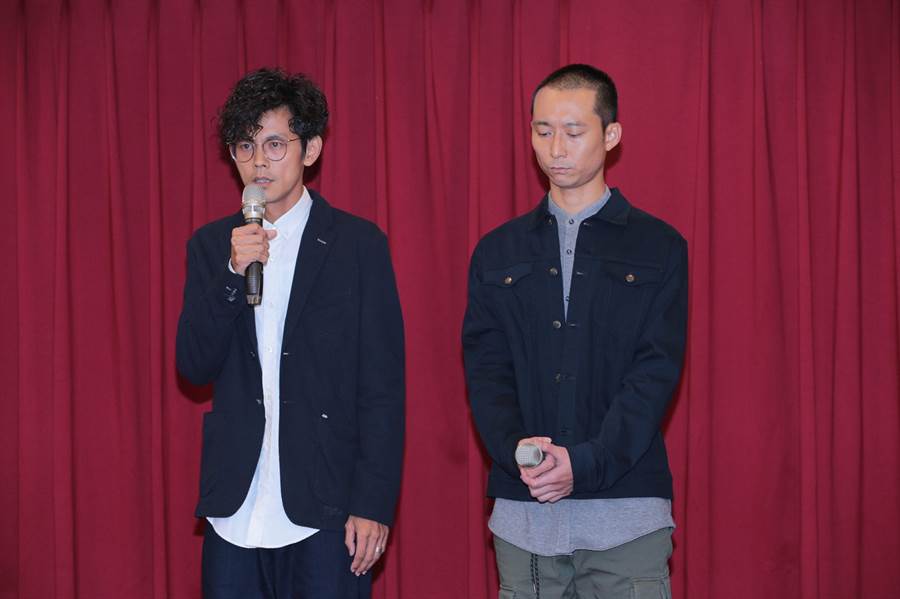 阿翔（左）在浩子（右）的陪同下出席记者会。