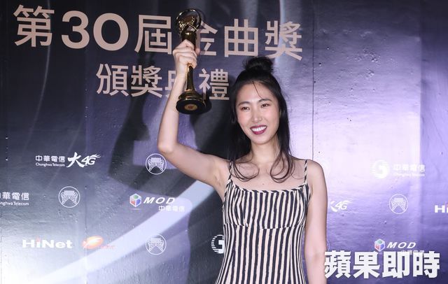 王若琳昨举起奖座时，意外露出没刮的腋毛。