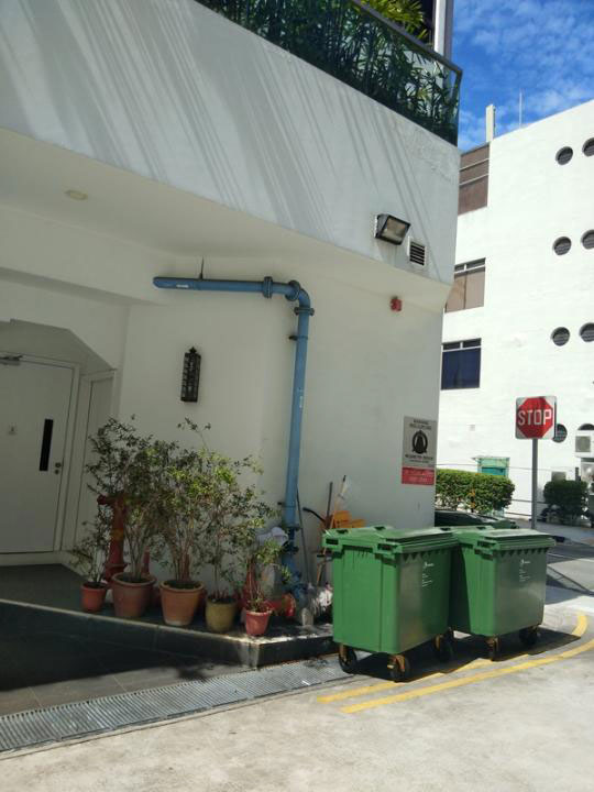 职员指出，房客若要抽烟，可到酒店旁边的垃圾桶那里。