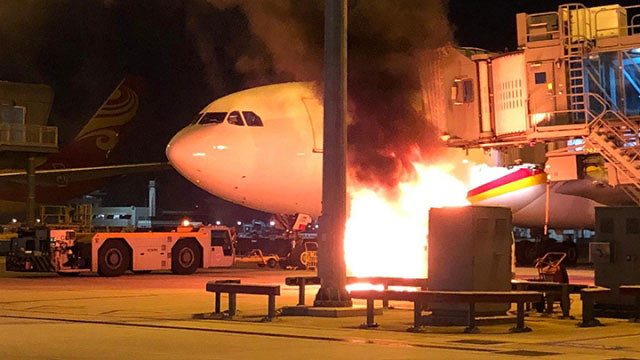 一辆停泊在客机附近的工程车突然起火，火势非常猛烈。