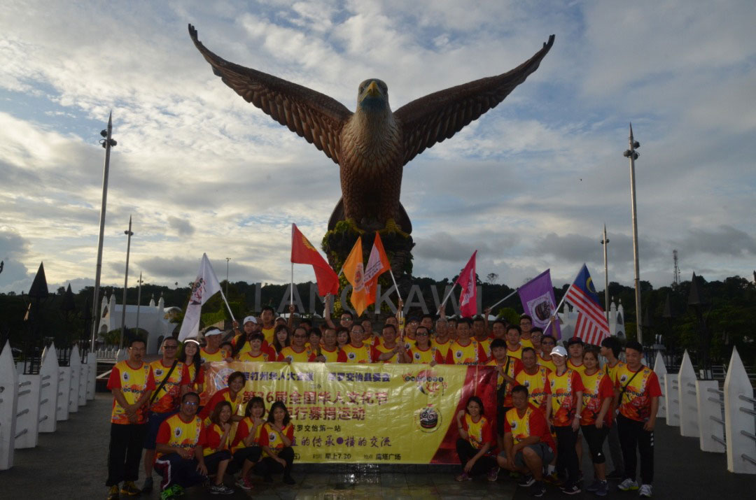 火炬队周五早上聚集在巨鹰广场，展开长达7公里的火炬传递活动。