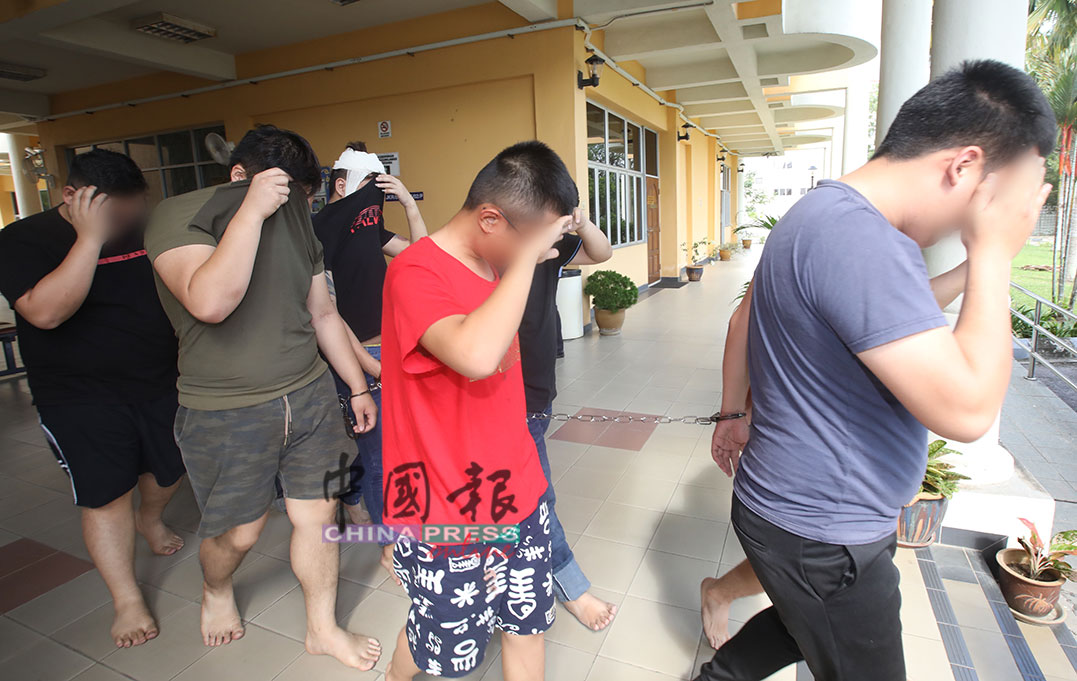 其中涉及群殴一名华裔男子的8名嫌犯被押往法庭延扣时，纷纷以手遮脸，避免样貌曝光。