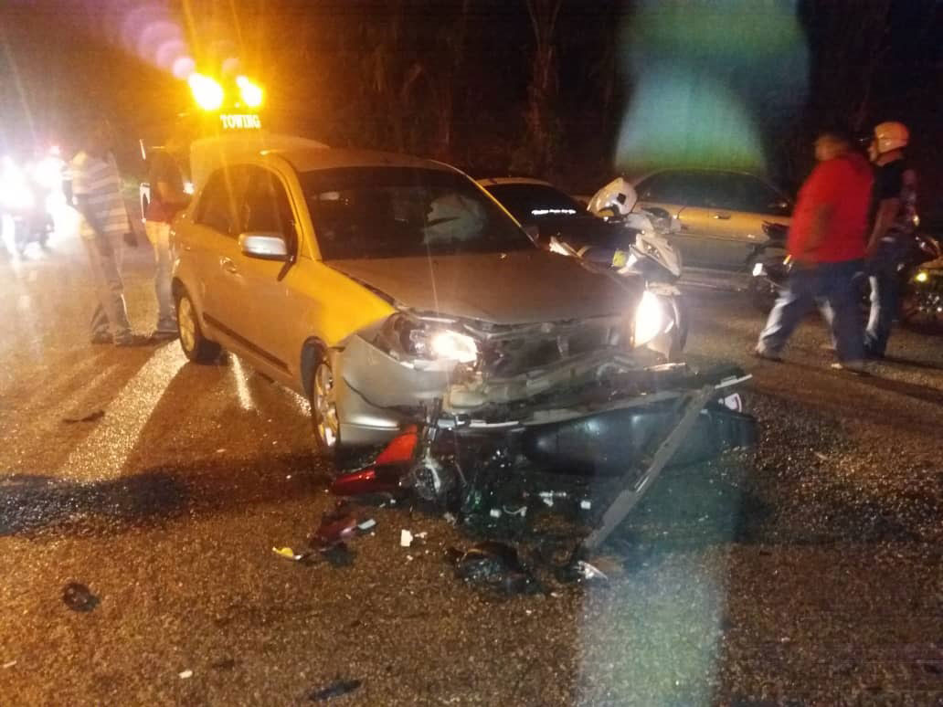 轿车与摩哆意外相撞，造成摩哆骑士和后座乘客，伤重身亡。