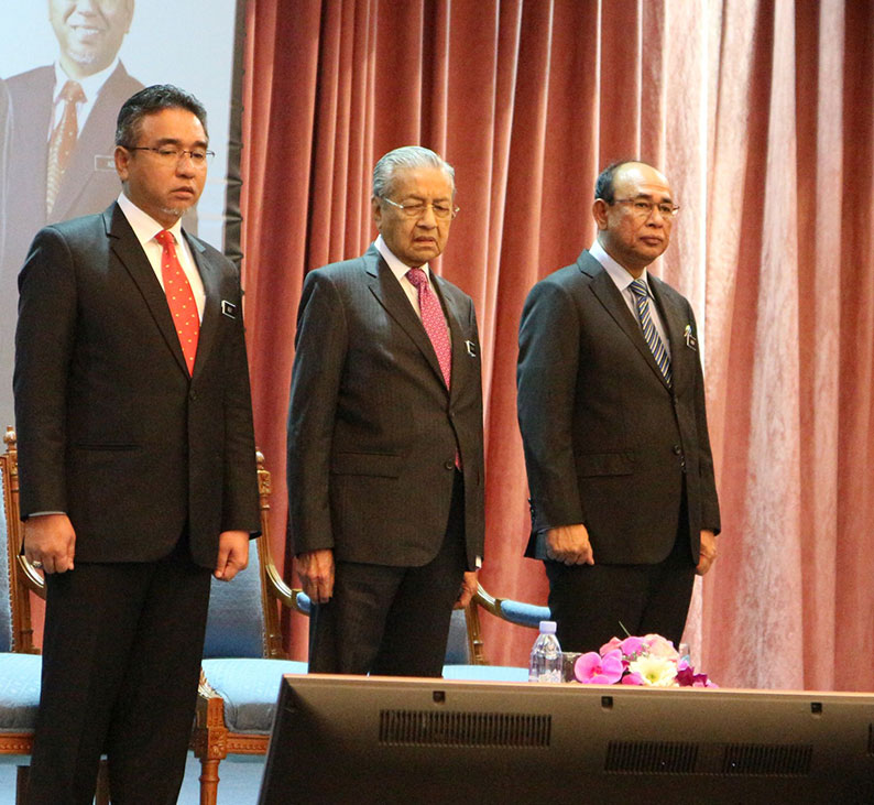马哈迪周一（10日）莅临马六甲展开工作访问，并与甲州公务员交流，左起阿德里及哈欣哈山。