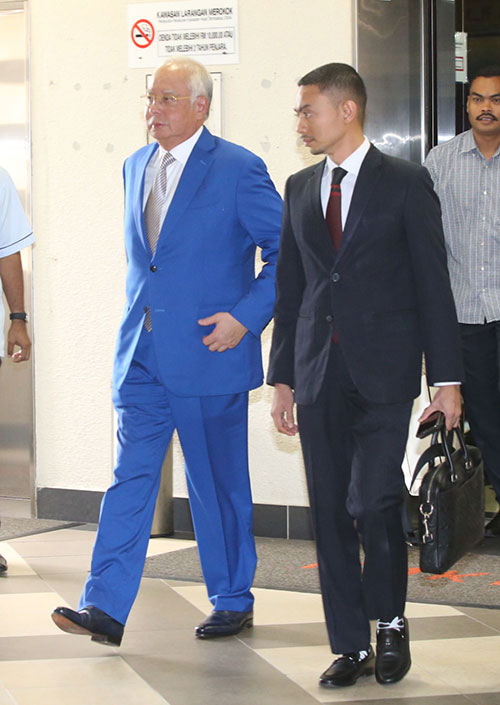 纳吉（左）身穿一身蓝色外套现身法庭。
