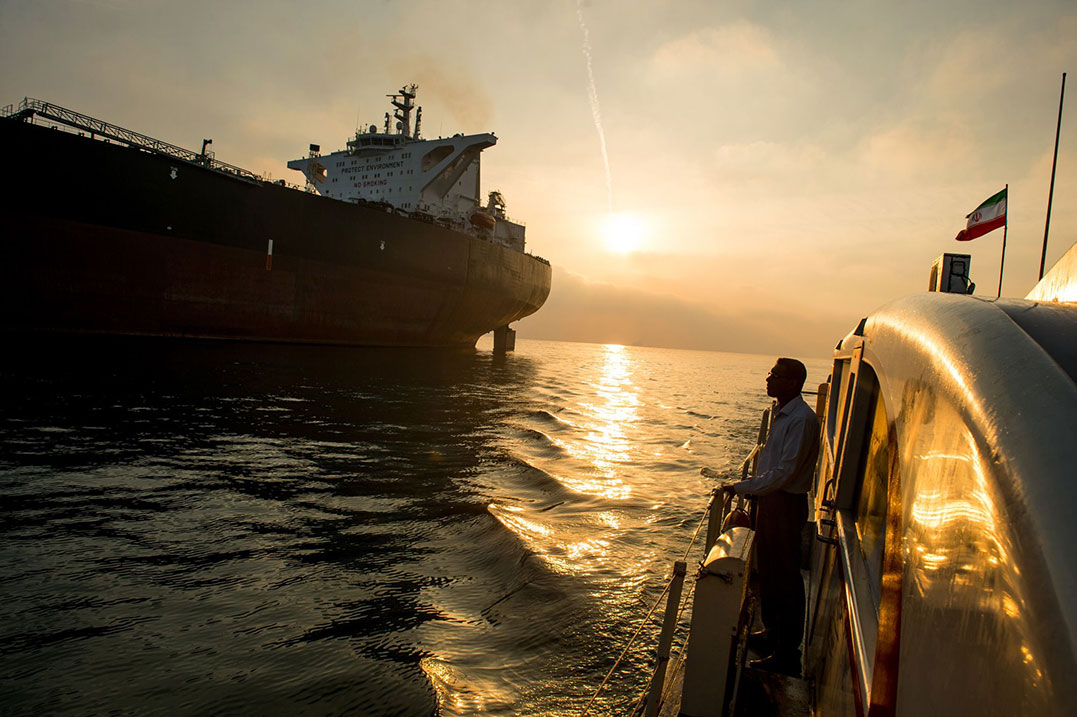 报导指有大型油轮在阿曼海遇袭爆炸，使国际油价急升；图为在波斯湾的一艘油轮与支援船只。（圖：彭博社）