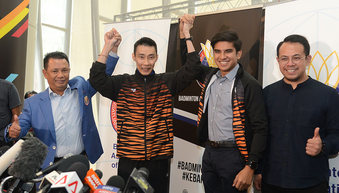 诺扎（左起）李宗伟和赛沙迪，在记者会结束后举手互相激励；右为副青体部长沈志强。（摄影：依哲）