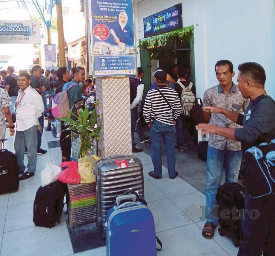 欲入境我国的马来西亚和印尼籍民众，被滞留在印尼吉里汶群岛渡轮码头。（图取自《大都会日报》）