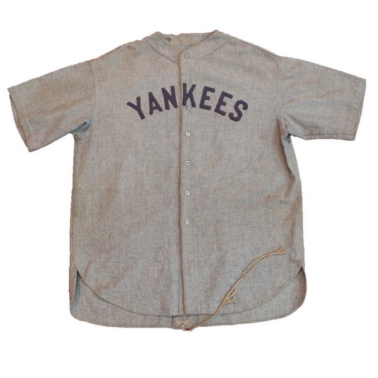 美国传奇棒球运动员贝比鲁斯（Babe Ruth）穿过的球衣，在纽约拍卖会上以564万美元成交，创下体育收藏品的最贵纪录。