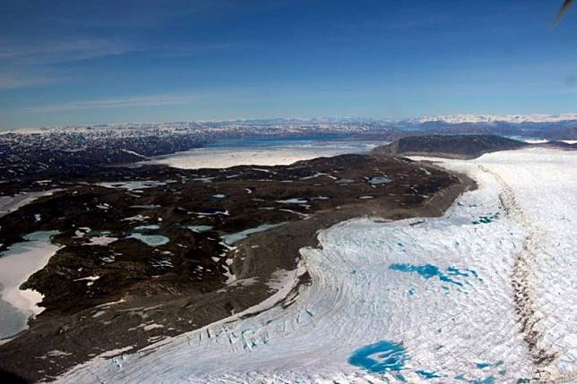 格陵兰周五“不寻常大融冰”。图为美国太空总署NASA于本月3日拍摄格陵兰冰川。