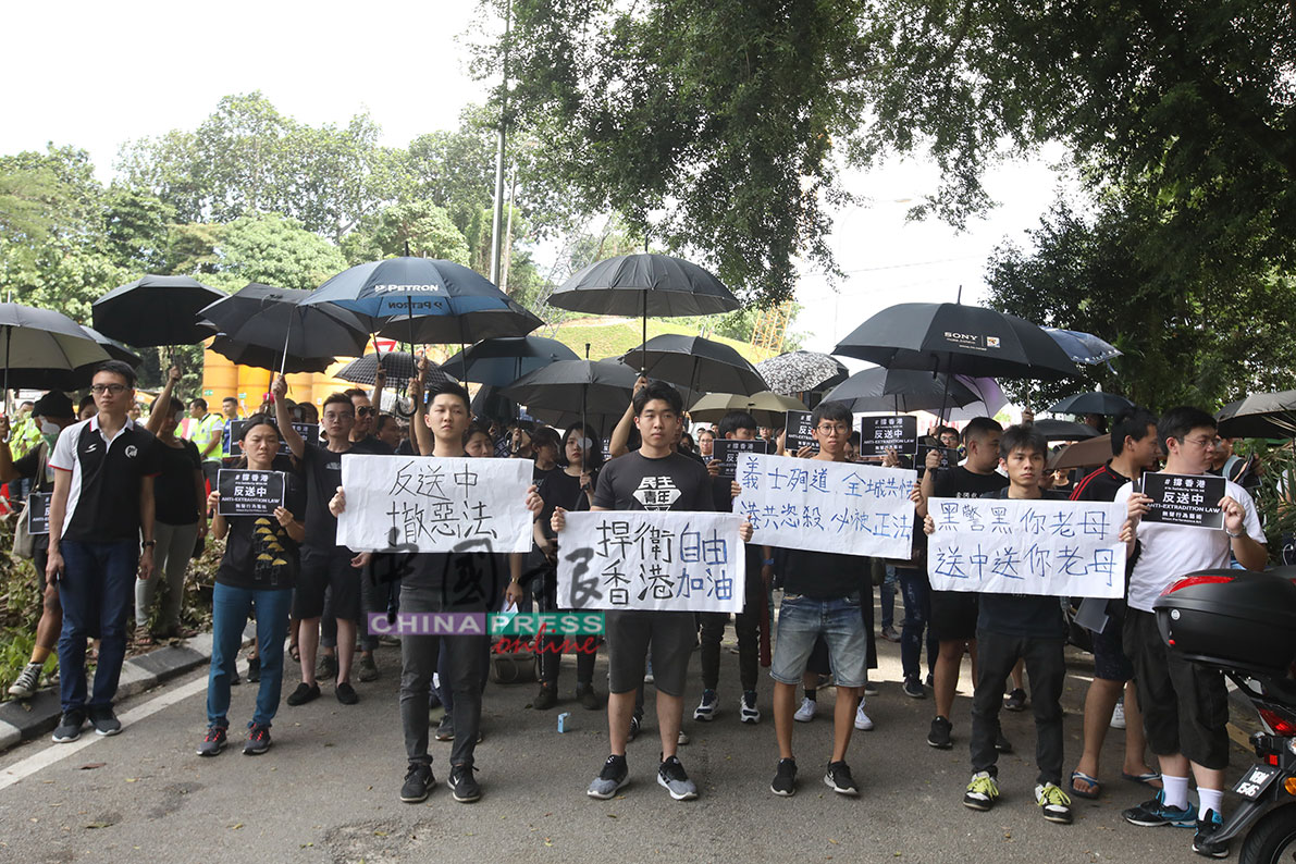 身穿黑衣的集会者在现场除了高举大字报，谴责香港当局，并声援香港“反送中”市民。