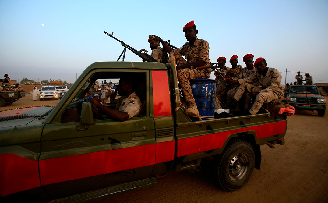 苏丹安全部队周六开车经过喀土穆北部的卡里村庄。