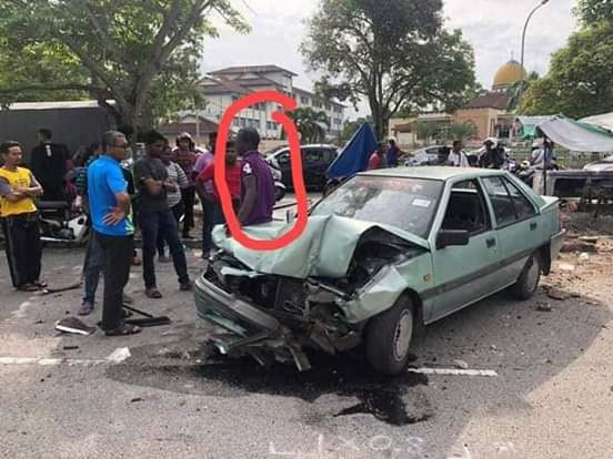 涉祸轿车车头严重损毁；红圈者为肇祸司机。