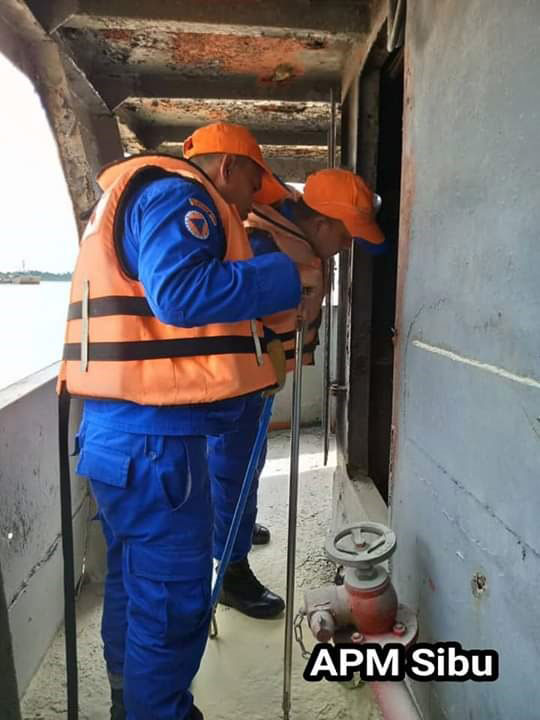 民防部队成员到渔船厨房检查，确认眼镜蛇匿藏的位置。