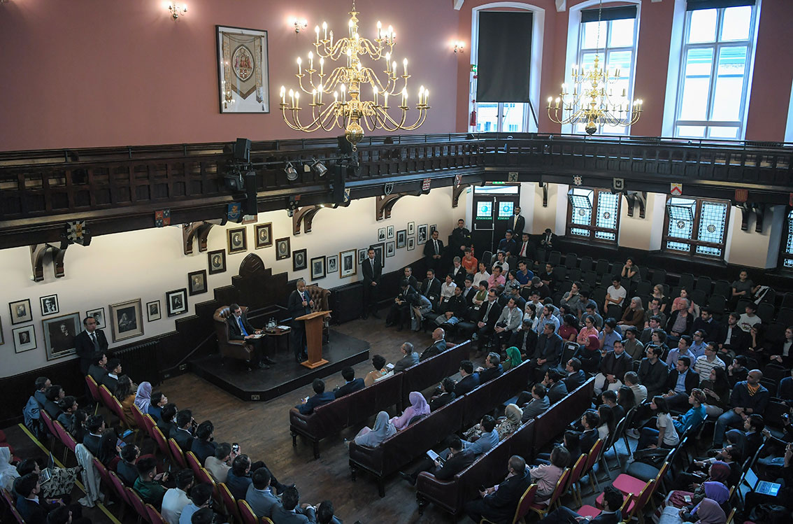 马哈迪受邀到剑桥大学辩论社论坛发表演说，吸引逾百人出席聆听。