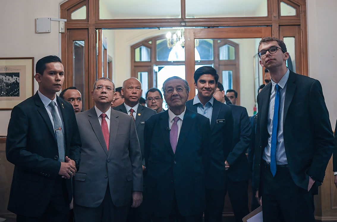 马哈迪（右3）在赛沙迪（右2起）及赛夫丁阿都拉陪同下，抵步剑桥大学辩论社论坛。