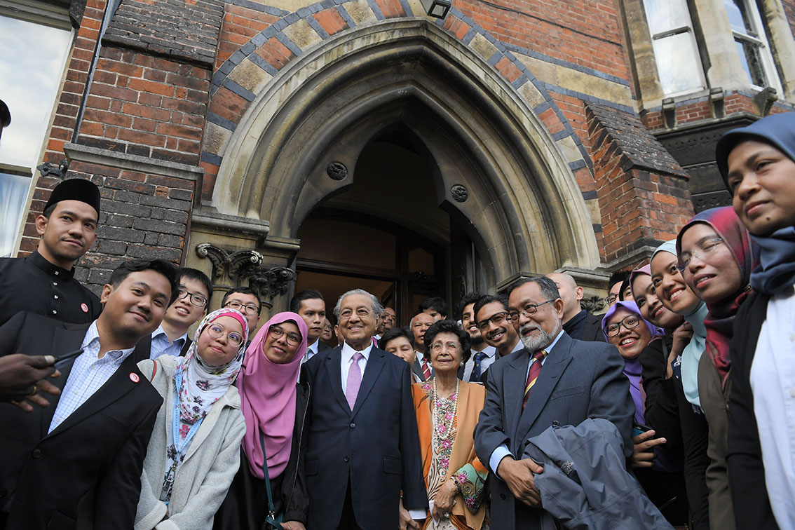 马哈迪（左4起）及夫人西蒂哈丝玛在完成演说后，与出席者拍下合照。