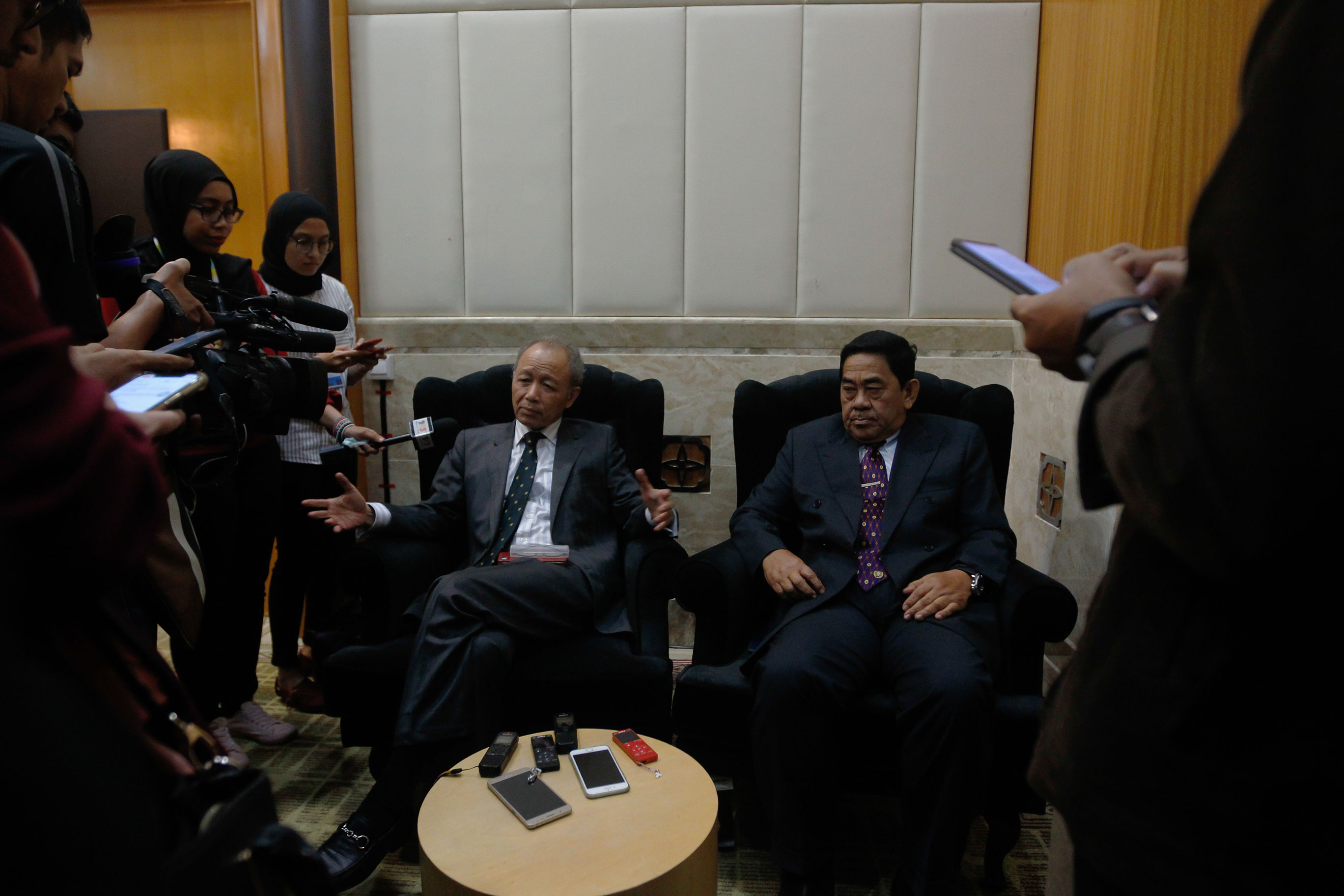阿里芬（坐者左）在诺连迈陪同下，召开新闻发布会。