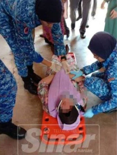 受伤的老师昏厥，被送往关丹中央医院治疗。（图取自光芒日报）