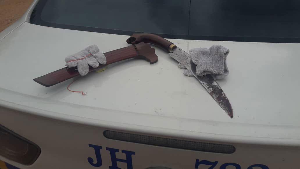警方在现场找到的镰刀及手套，相信是致死承包商的凶器。