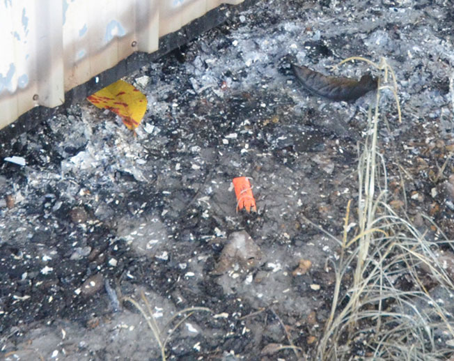 被烧毁的货柜旁发现打火机。