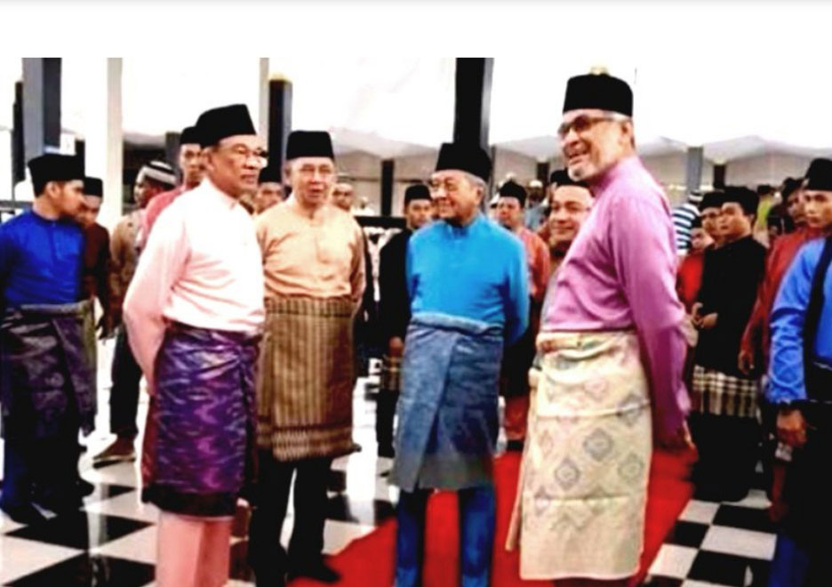 沙拉胡丁阿育（前左2）日前穿上柔佛王室传统服饰和黑色长裤，陪同马哈迪（右2）、安华（左）出席国家清真寺祈祷活动，引起争议。