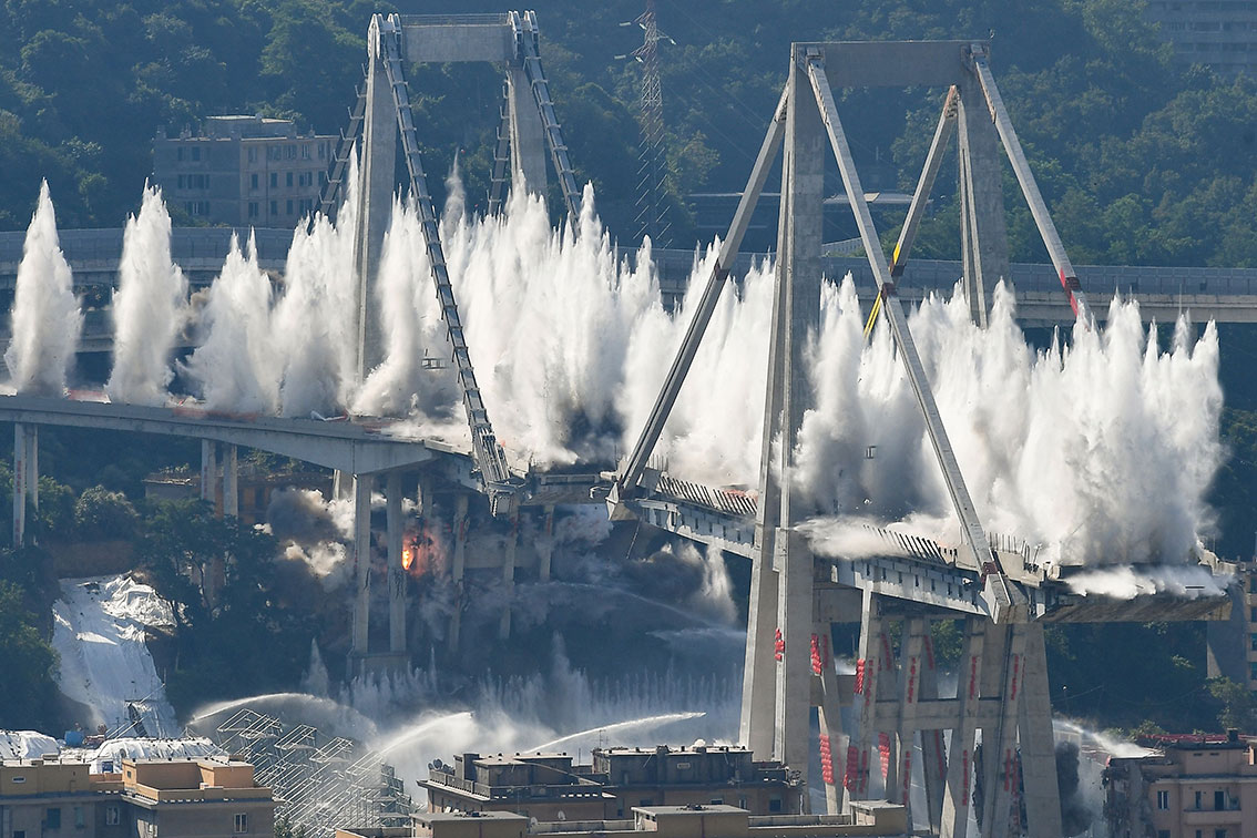 意大利当局以炸药炸毁剩余的桥梁。