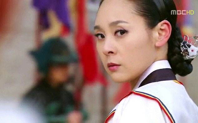 在《拥抱太阳的月亮》演巫女。