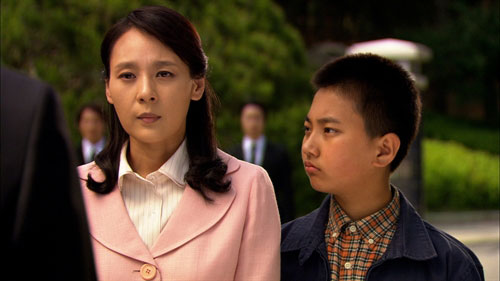 全美善（左）在《面包王金卓求》中饰演卓求妈，当年该剧创下49.3%的超高收视。（翻摄KBS画面）