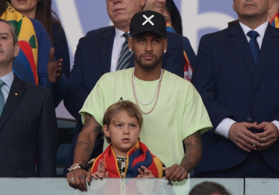 刚刚结束的美洲杯决赛，内马尔与儿子在现场观赛。（美联社）