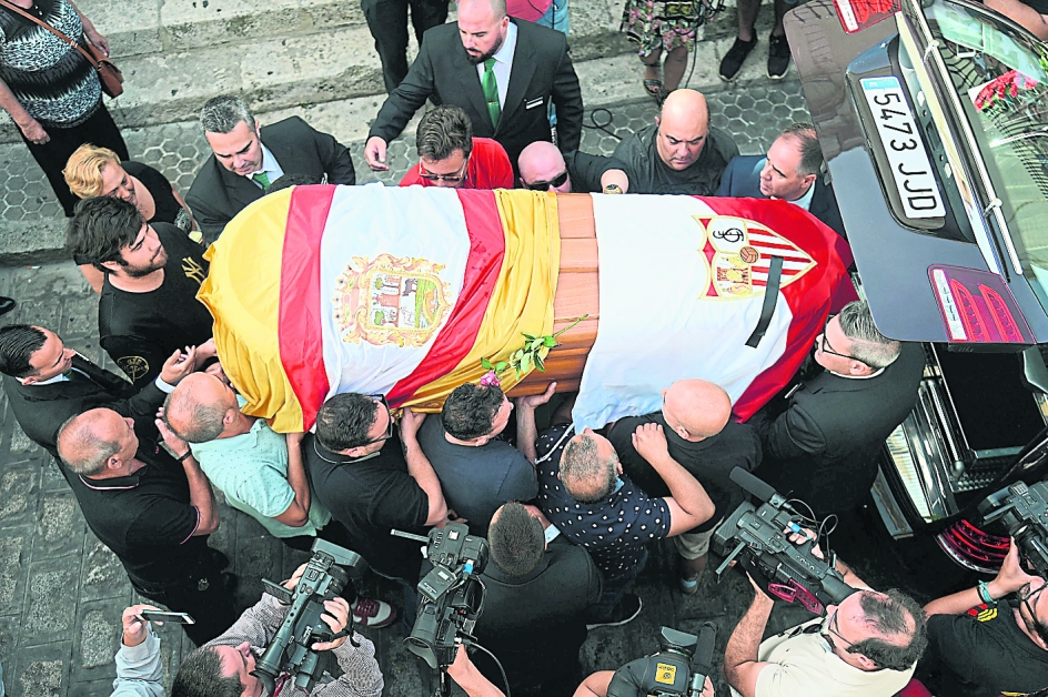 日前在车祸中不幸逝世的前西班牙国脚雷耶斯，在家乡乌特雷拉举行葬礼。（法新社）