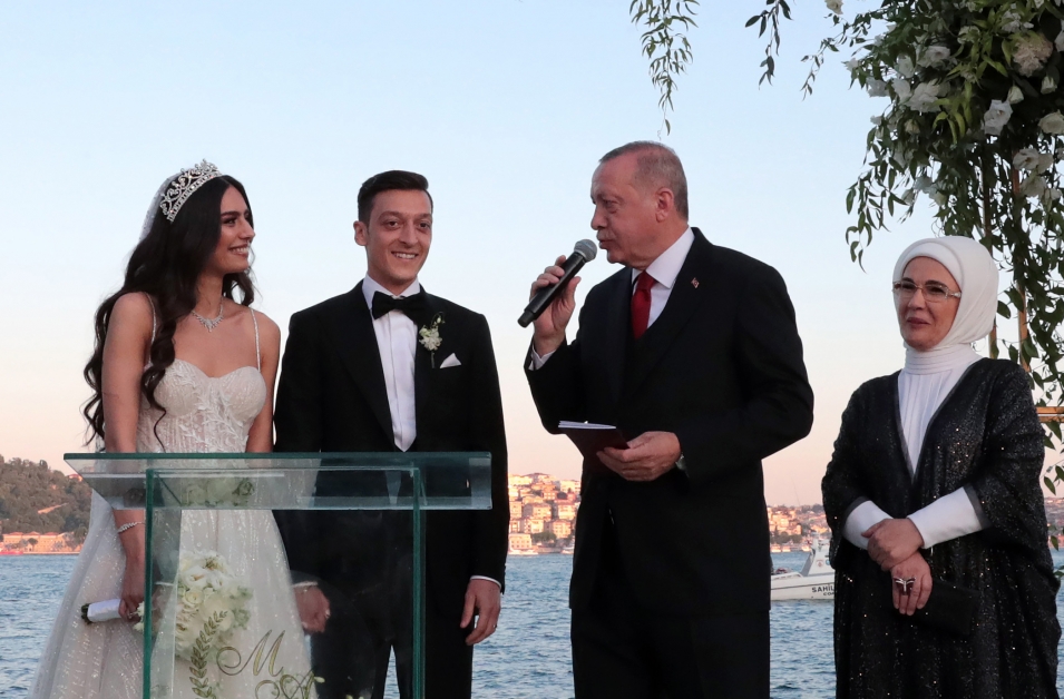 土耳其总统埃尔多安（右2）担任证婚人，为厄齐尔的婚礼生色不少。（法新社）
