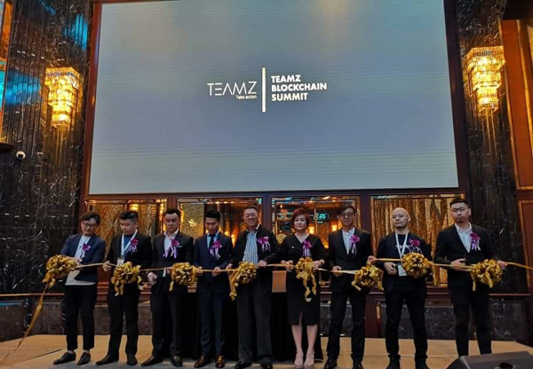 拿督斯里周正义博士（左3起）、杨天宇、丹斯里李金友、白昀平为“亚洲TEAMZ区块链峰会”主持开幕剪彩仪式。