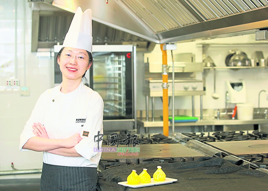 余学伶
双威大学酒店管理学院烹饪导师，擅长研发健康、营养和低血糖指数的烘焙食谱。